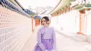 Ia pun memilih mengenakan hanbok warna ungu lengkap dengan tas putihnya. Dan aksesori hairclip tradisional Korea. [@syifahadju]
