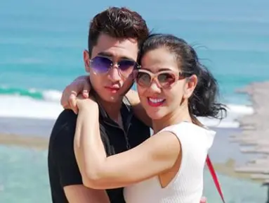 Verrell Bramasta selalu kompak dengan sang ibu, Venna Melinda. Momen liburan bersama Verrell dan sang ibu ini curi perhatian. Verrell terlihat begitu sayang dengan ibunya dengan berikan rangkulan hangat. (Liputan6.com/bramastavrl)