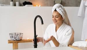 Mandi untuk membersihkan tubuh. (Foto: Freepik)