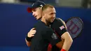 Petenis Inggris, Andy Murray (kanan) memeluk rekannya, Dan Evans saat memberikan salam perpisahan setelah kalah dari pasangan Amerika pada babak perempat final tenis nomor ganda campuran Olimpiade Paris 2024 di Roland-Garros Stadium, Paris, Prancis, Kamis (01/08/2024). (AFP/Carl De Souza)