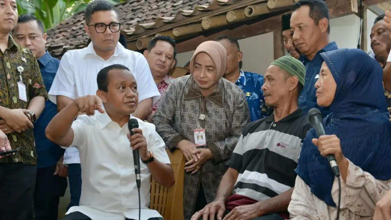 Menteri Energi dan Sumber Daya Mineral (ESDM) Bahlil Lahadalia dalam penyalaan perdana bantuan pemasangan listrik baru di Dusun Krembeng Desa Hadimulyo Kecamatan Kaligesing Kabupaten Purworejo, Jawa Tengah, Jumat (19/6) (Istimewa)