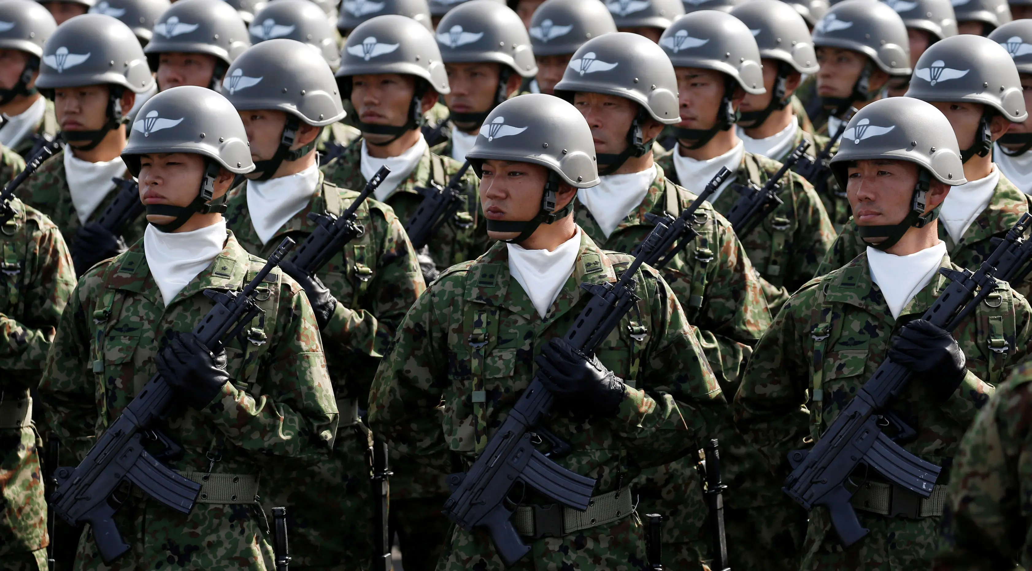 Barisan pasukan udara Bela Diri Jepang saat upacara tahunan Pasukan Bela Diri (SDF) di Pangkalan Asaka, Jepang(23/10). (Reuters/Kim Kyun-Hoon)