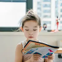 Ilustrasi anak kecil membaca. (unsplash.com/@jerry_318)