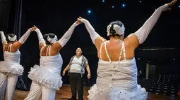 Anggota grup tari Danza Voluminosa saat tengah berlatih di Teater Nasional di Havana, 13 Januari 2016. yang beranggotakan wanita bertubuh besar ini didirikan pada tahun 1996, dan sejak itu meraih kepopuleran luar biasa di Kuba. (AFP PHOTO/ADALBERTO ROQUE)