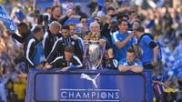 Para pemain Leicester City melakukan parade juara Liga Inggris 2015/2016 dengan menggunakan bus di kota Leicester (16/5/2016). Satu klub lagi yang mampu merusak dominasi klub Big Six pada musim 2015/2016 adalah Leicester City. Tidak tanggung-tanggung, The Foxes mampu membuat prestasi fenomenal dengan merebut trofi Premier League Liga Inggris pada musim 2015/2016. Kejutan juga dibuat Leicester City pada musim 2019/2020 dan 2020/2021 dengan menempati posisi ke-5. (AFP/Glyn Kirk)
