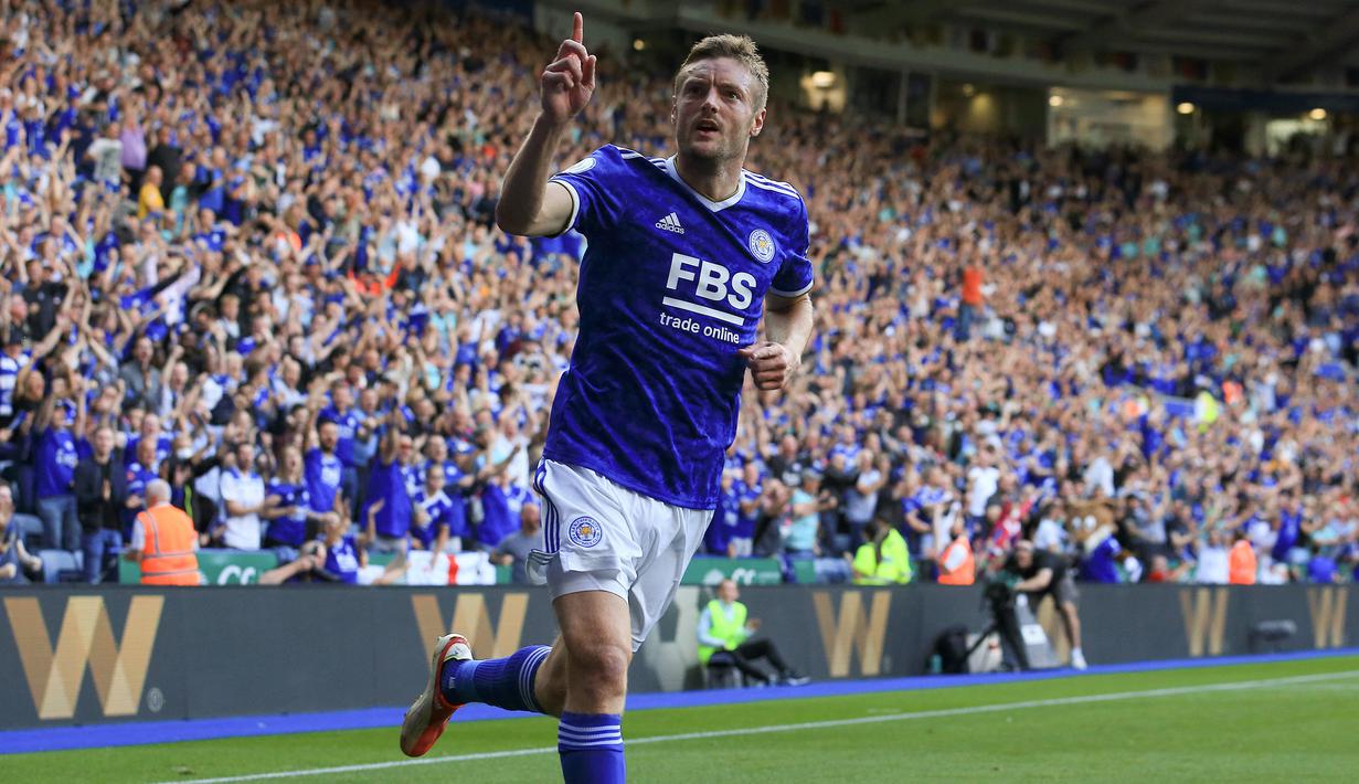 Jamie Vardy. Striker Inggris berusia 35 tahun yang telah membela Leicester City di Premier League selama 8 musim sejak 2014/2015, total tampil dalam 7 laga pembuka di Liga Inggris dengan mencetak 7 gol. Ia hanya absen dalam 1 laga pembuka Liga Inggris di musim pertama Leicester bermain di Premier League pada 2014/2015 setelah promosi dari Championship. (AFP/Lindsey Parnaby)