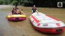 Anak-anak mengikuti rafting pada aliran Sungai Ciliwung di kawasan Bendungan Katulampa, Bogor, Minggu (15/5/2022). Kegiatan bermain sambil mengenalkan alam kawasan daerah aliran sungai (DAS) Ciliwung seperti hiking, menangkap ikan dan rafting yang diadakan oleh Hiking Bocah ini dilakukan setiap akhir pekan dengan biaya Rp 115 ribu/paket anak. (merdeka.com/Arie Basuki)