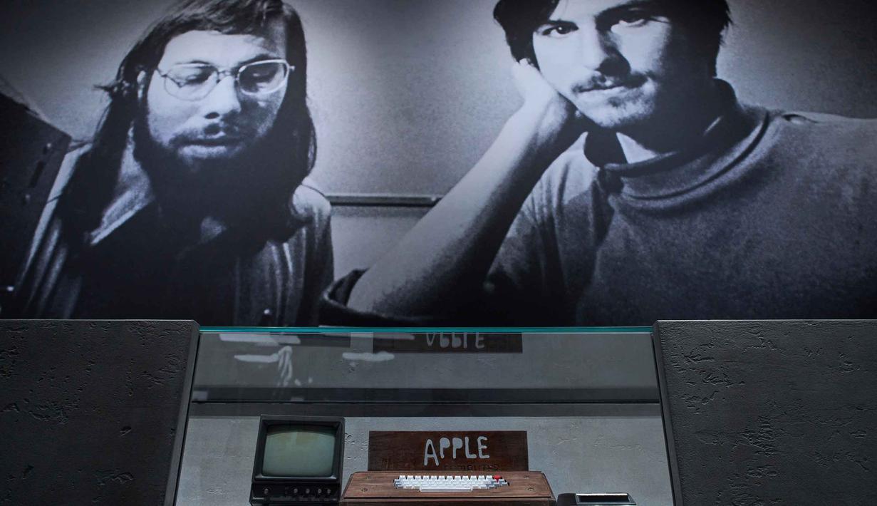 Perjalanan Apple dimulai dari komputer pribadi Apple II dan Macintosh yang menjadi pionir dalam pengembangan komputer modern. Tampak foto pendiri Apple, Steve Wozniak (kiri) dan Steve Jobs, dipajang di Museum Apple baru yang menelusuri 50 tahun inovasi merek ikonik tersebut, di Utrecht, Belanda, Rabu, 1 April 2026. (AP Photo/Peter Dejong)