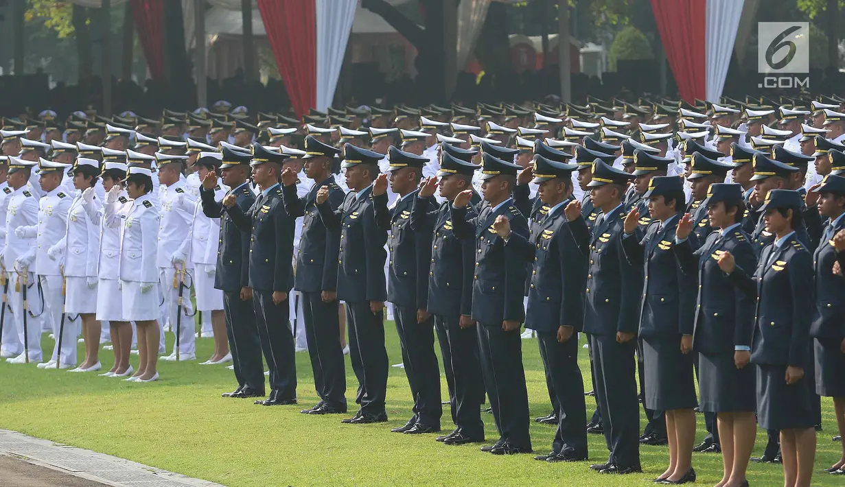 Sejumlah Perwira Remaja (Paja) TNI-Polri mengikuti upacara pelantikan Prasetya Perwira Remaja (Praspa) 2017 di Istana Merdeka, Selasa (25/7). Pelantikan dilakukan langsung oleh Presiden Joko Widodo (Jokowi). (Liputan6.com/Angga Yuniar)