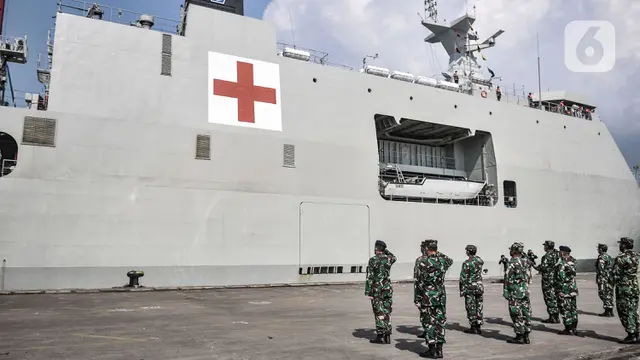KRI Semarang Antarkan Bantuan untuk Korban Bencana NT