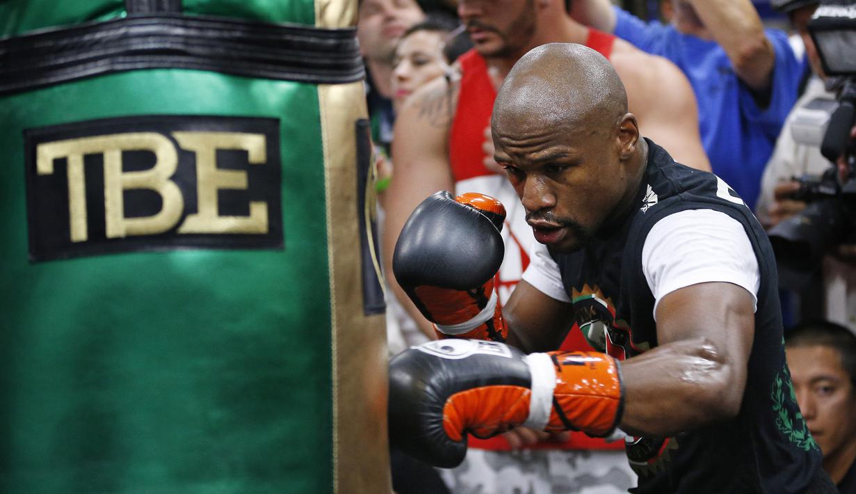 Jelang mega duel melawan Manny Pacquiao, Mayweather berlatih keras. (AP Photo/John Locher)