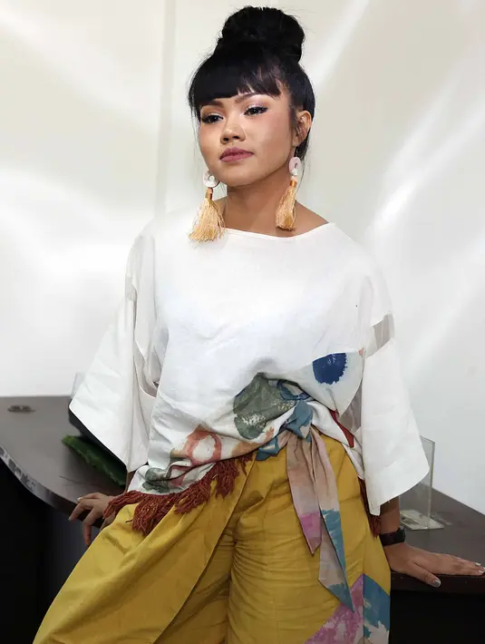 "Dia yang menawarkan diri terlibat di sini. Kita punya visi misi yang sama, karena kecintaan kita terhadap lirik yang ada di dalam lagu ini," aku Yura Yunita, di Thamrin City, Jakarta Pusat, Selasa (27/12/2016). (Nurwahyunan/Bintang.com)