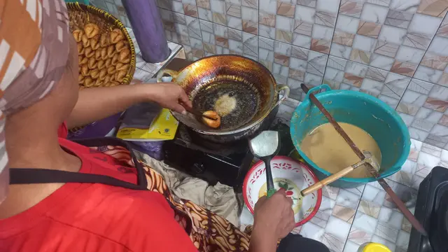 Proses pembuatan adrem yang sangat khas.