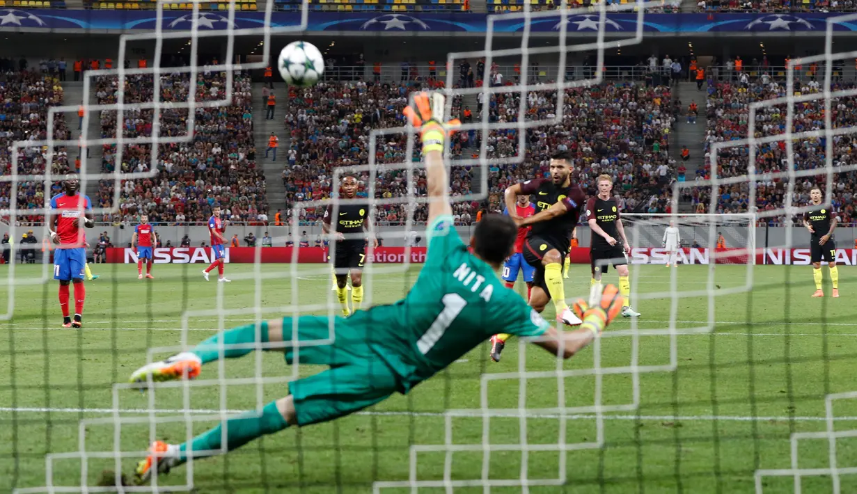 Penyerang Manchester City, Sergio Aguero gagal mencetak gol di titik penalti dalam play-off pertama Liga Champions di Arena Nationala, Selasa (16/8). Man City menyudahi pertandingan dengan skor telak 5-0. (REUTERS)