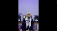 Video viral yang memperlihatkan Putri Ariani tengah membaca Al-Quran dengan huruf braille. (Foto: Twitter @ayosholawat).
