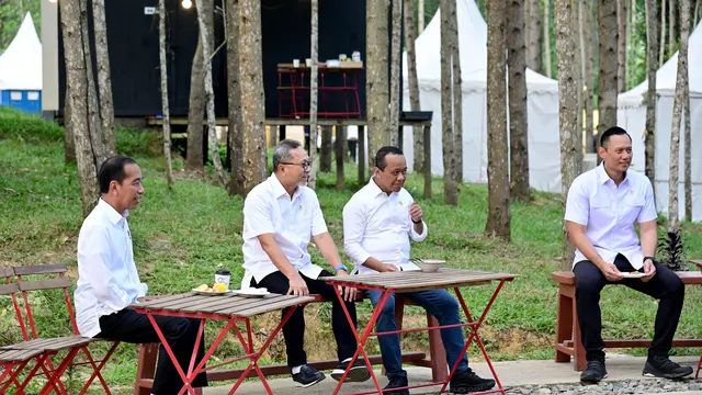 Presiden Joko Widodo atau Jokowi menikmati suasana pagi hari di Kawasan Ibu Kota Nusantara (IKN), Kalimantan Timur pada Jumat (1/3/2024).