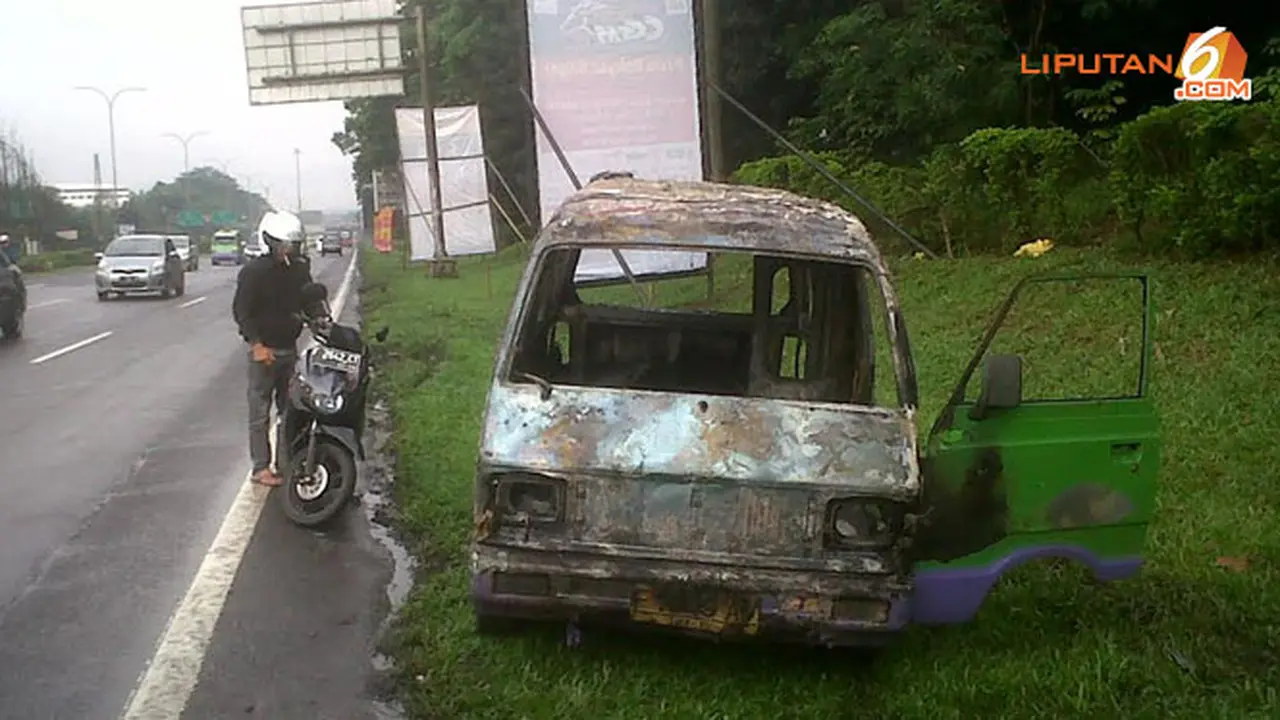 angkot-hangus-140210b.jpg