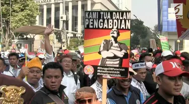 Ribuan pegawai tidak tetap atau honorer dari berbagai instansi pemerintah di sejumlah daerah menggelar demo di depan Istana Merdeka,