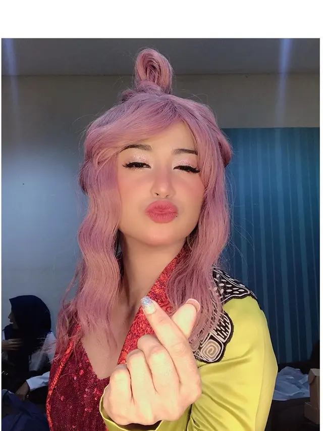 6 Gaya Rambut Dewi Perssik, Terbaru Cornrow yang Curi Perhatian