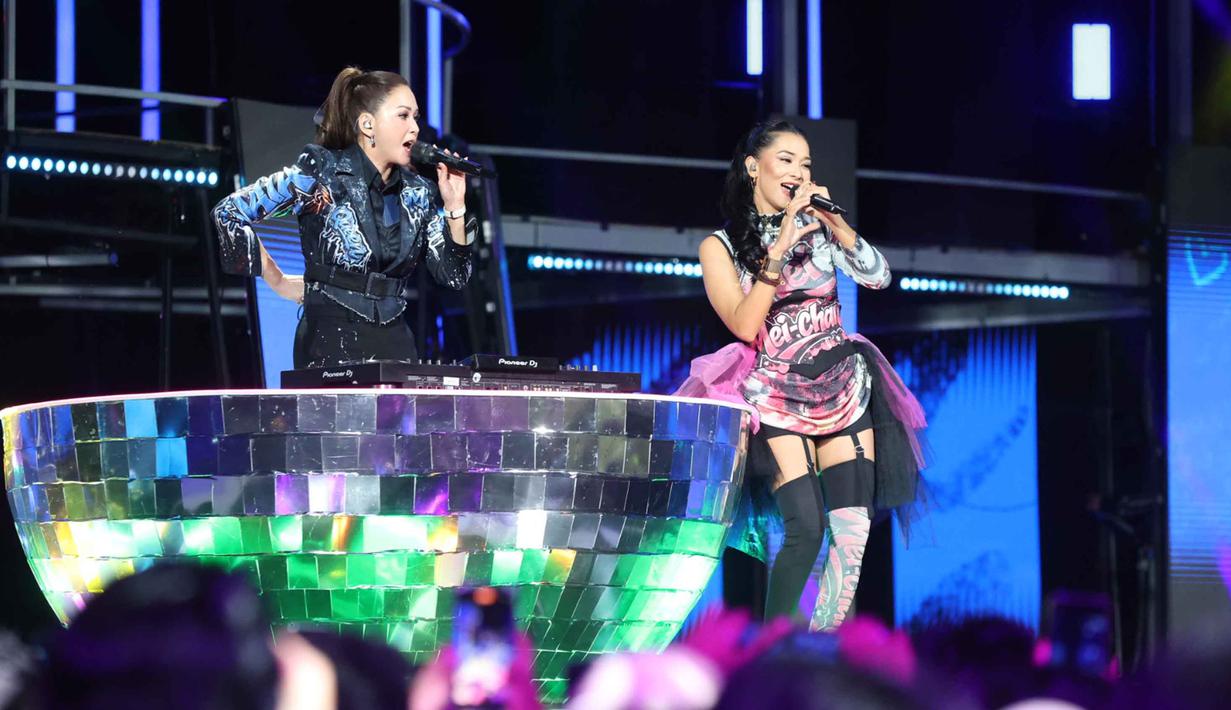 Konser Raya 31 Tahun Indosiar Luar Biasa menghadirkan deretan musisi papan atas, penyanyi lintas generasi, hingga bintang ajang pencarian bakat yang selama ini lekat dengan hati pemirsa. Tampak dalam foto, penampilan Duo Maia pada hari pertama malam puncak pertama Konser Raya 31 Tahun Indosiar Luar Biasa di Studio 6 Emtek City, Daan Mogot, Jakarta Barat, pada Sabtu (10/1/2026) malam. (Kapanlagi.com/Budy Santoso)