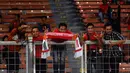 Meski terbilang sepi, beberapa suporter terlihat antusias menyaksikan laga persahabatan Timnas Indonesia U-19 vs Myanmar U-19 di Stadion GBK Jakarta, (5/5/2014). (Liputan6.com/Helmi Fithriansyah)