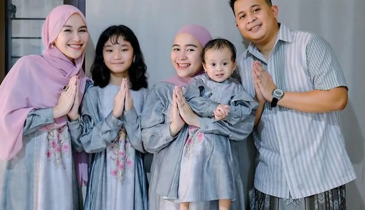 Ayu Ting Ting dan putrinya Bilqis tampil kompak mengenakan gamis warna abu-abu dengan motif bunga di bagian depan. [@ayutingting92]