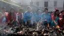 Sejumlah polwan Nepal turut menyalakan dupa di memasuki kuil Pashupatinath saat festival Teej di Kathmandu, Kamis (24/8). Dalam perayaan selama tiga hari itu, para perempuan menggelar berbagai macam pesta ritual sambil berpuasa. (Niranjan Shrestha/AP)