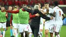 Sejumlah pemain AS Roma menghampiri pelatih, Jose Mourinho setelah berhasil menahan imbang Bayer Leverkusen dengan skor 0-0 di BayArena, Jumat (19/05/2023) dini hari WIB. AS Roma lolos ke final setelah unggul agregat 1-0. Satu-satunya gol skuad asuhan Jose Mourinho diciptakan Edoardo Bove yang tercetak di leg pertama yang berlangsung di Olimpico. (AFP/Ina Fassbender)