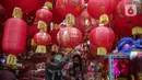 Pembeli memilih lampu lampion untuk imlek di kawasan Glodok, Jakarta, Sabtu (15/1/2022). Meski Perayaan Tahun Baru Imlek masih beberapa pekan lagi, beragam pernak-pernik Imlek mulai banyak dijajakan di kawasan Pecinan Glodok. (Liputan6.com/Faizal Fanani)