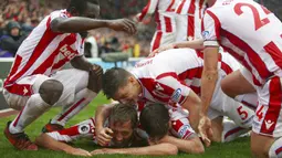 Striker Stoke City, Peter Crouch, melakukan selebrasi usai mencetak gol ke gawang Southampton pada laga Premier League di Stadion  bet365, Sabtu (30/9/2017). Stoke City menang 2-1 atas  Southampton. (AP/Dave Thompson)