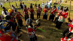 Warga Sudan menghadiri upacara perayaan setelah kedatangan perwakilan pemerintah Sudan dan kelompok bersenjata yang menandatangani kesepakatan perdamaian final di Juba, untuk mengakhiri konflik bersenjata di antara mereka, di Khartoum, Sudan, pada 8 Oktober 2020. (Xinhua/Mohamed Khidir)