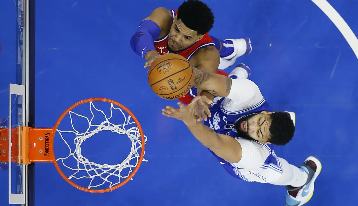 Pebasket LA Lakers, Anthony Davis (kanan) berebut bola dengan pebasket Philadelphia 76ers Tobias Harris pada laga lanjutan NBA melawan di Wells Fargo Center Arena, Philadelphia, AS, Kamis (28/1/2021). (Foto: AP Photo/Matt Slocum)
