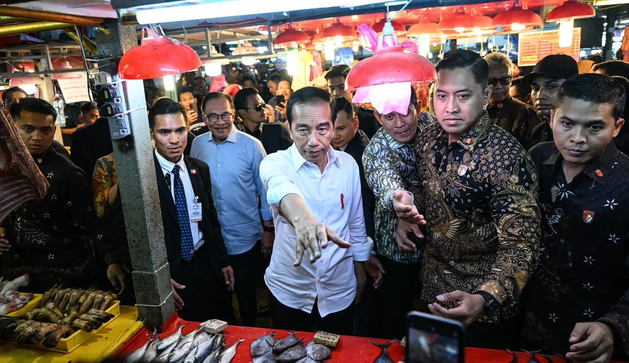 Presiden Joko Widodo (Jokowi) melakukan kunjungan kerja selama dua hari ke Malaysia. (AFP/Mohd Rasfan)