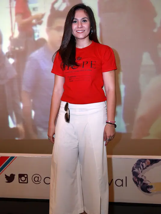 Ia pun sudah yakin untuk meneruskan pendidikannya ke jurusan yang mendukung keinginannya. "Shaloom sudah dewasa, dia tahu apa yang dia mau. Dia pengen banget sekolah di luar," ucapnya. (Deki Prayoga/Bintang.com)