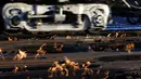 Sistem pemanas berbahan bakar gas menghangatkan lintasan rel kereta di dekat stasiun Metra Western Avenue, Chicago, 29 Januari 2019. Para petugas berupaya membuat kereta komuter tetap beroperasi di tengah suhu udara yang sangat dingin. (AP/Kiichiro Sato)