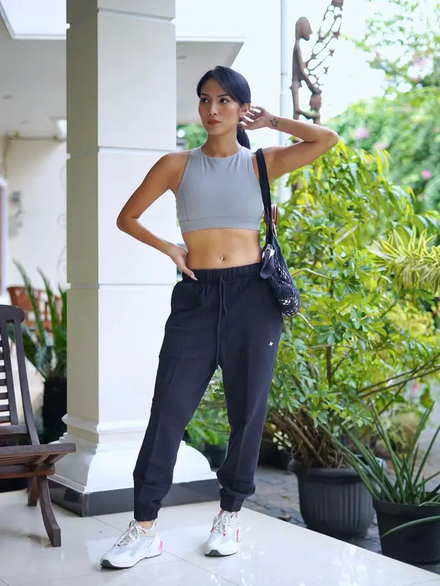 Aulia Sarah Bergaya dengan Crop Top