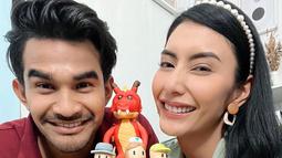 Tengku Tezi dan Tyas Mirasih memperlihatkan senyum semringah. (Foto: Instagram/ tyasmirasih)