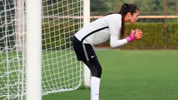 Kiper timnas China, Zhao Lina menjaga gawangnya saat mengikuti sesi latihan di Shanghai (15/5). Zhao Lina bermian untuk tim 	Shanghai Vinpac. AFP Photo/China Out)