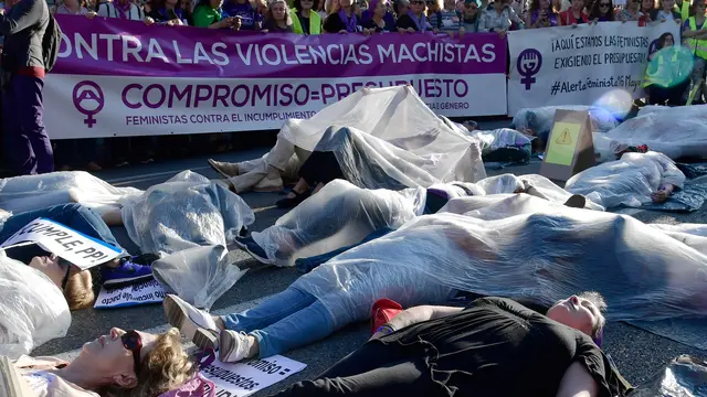 Protes Kekerasan Wanita, Demonstran Membungkus Diri di Tengah Jalan Madrid