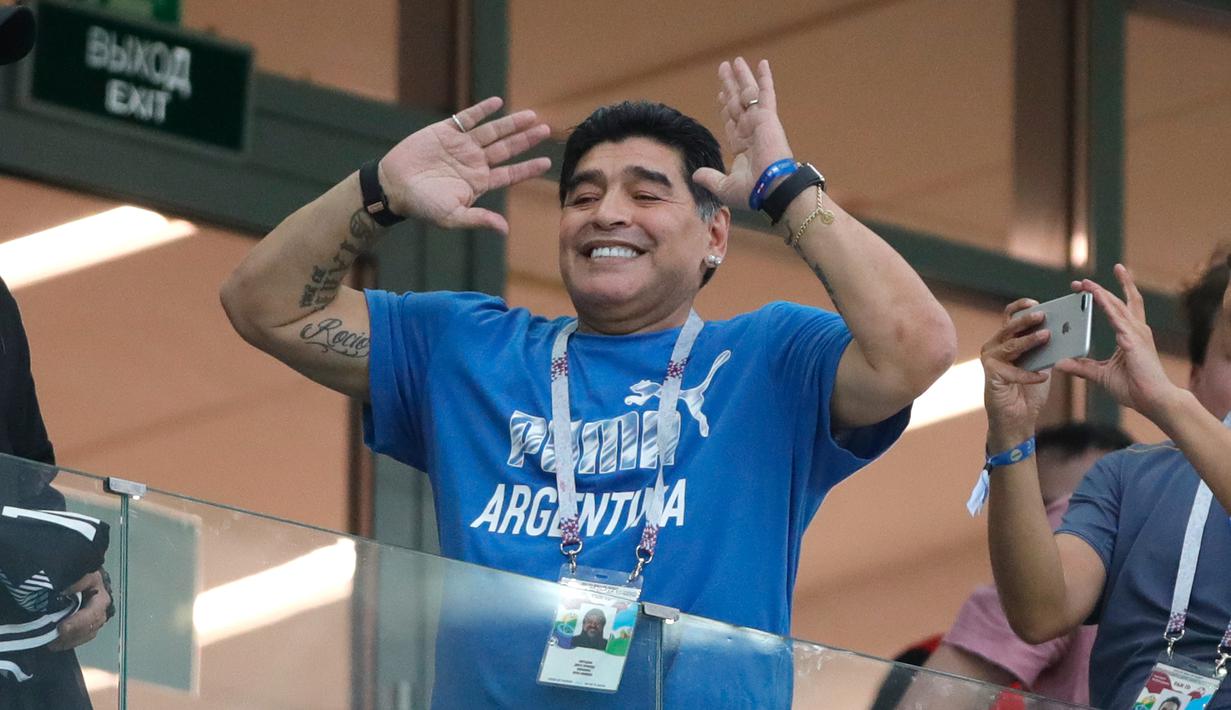 Tingkah mantan bintang sepak bola, Diego Maradona saat menyaksikan laga antara Argentina dan Kroasia dalam penyisihan Grup D Piala Dunia 2018 di Nizhny Novgorod Stadium, Nizhny Novgorod, Rusia, Kamis (21/6). (AP Photo/Ricardo Mazalan)