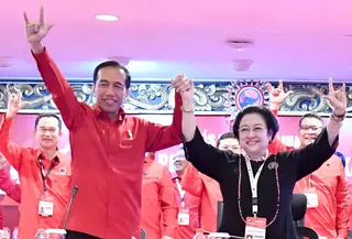 Presiden Joko Widodo atau Jokowi berpose bersama Ketua Umum PDIP Megawati Soekarnoputri saat Rakernas PDIP III Tahun 2018 di Badung, Bali, Jumat (23/2). (Liputan6.com/Pool/Biro Pers Setpress)