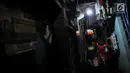 Anak-anak berjalan di Gang Venus, Kelurahan Jembatan Besi, Kecamatan Tambora, Jakarta, Kamis (5/9/2019). Penggunaan listrik berlebihan akibat minimnya cahaya matahari yang masuk ke Gang Venus dapat memicu terjadinya kebakaran(merdeka.com/Iqbal Nugroho)