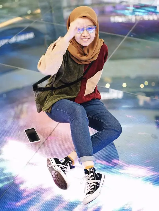 Kerudung cokelat juga dikombinasikan oleh Alca dengan kemeja warna warni, dipadukan celana denim dan sepatu converse high hitam. @alcaoctvn