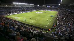 Sejumlah pemain Malmo FF dan Real Madrid melakukan pemanasan jelang laga Liga Champions di Stadion Malmo New, Swedia, Kamis (1/10/2015). (Reuters/Andreas Hillergren)
