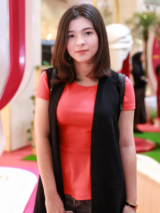 "Sekarang udah ada facetime segala macam jadi nggak masalah," singkat Shaloom saat ditemui di kawasan Gandaria, Jakarta Selatan, Rabu (12/4/2017). (Adrian Putra/Bintang.com)