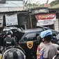 Tim Gegana mengamankan barang bukti dari penggerebekan rumah milik terduga teroris di kawasan Condet, Jakarta, Senin (29/3/2021). Barbuk antara lain 5 bom aktif dan jenis bom sumbu yang siap digunakan, 5 toples bahan peledak serta bom yang siap digunakan seberat 1,5 kg. (merdeka.com/Iqbal S Nugroho)