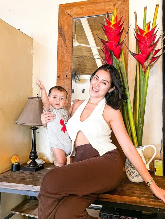 Tampil kece dan nyaman walau di rumah, Jessica Iskandar memadukan halter top dan knit pants. @inijedar.