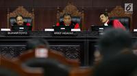 Hakim Konstitusi Arief Hidayat (tengah), Suhartoyo (kiri), I Dewa Gede Palguna (kanan) meimpin  sidang perdana Pengujian Undang - undang Ormas, di Gedung Mahkamah Konstitusi, Jakarta, Rabu (26/7). (Liputan6.com/Johan Tallo)