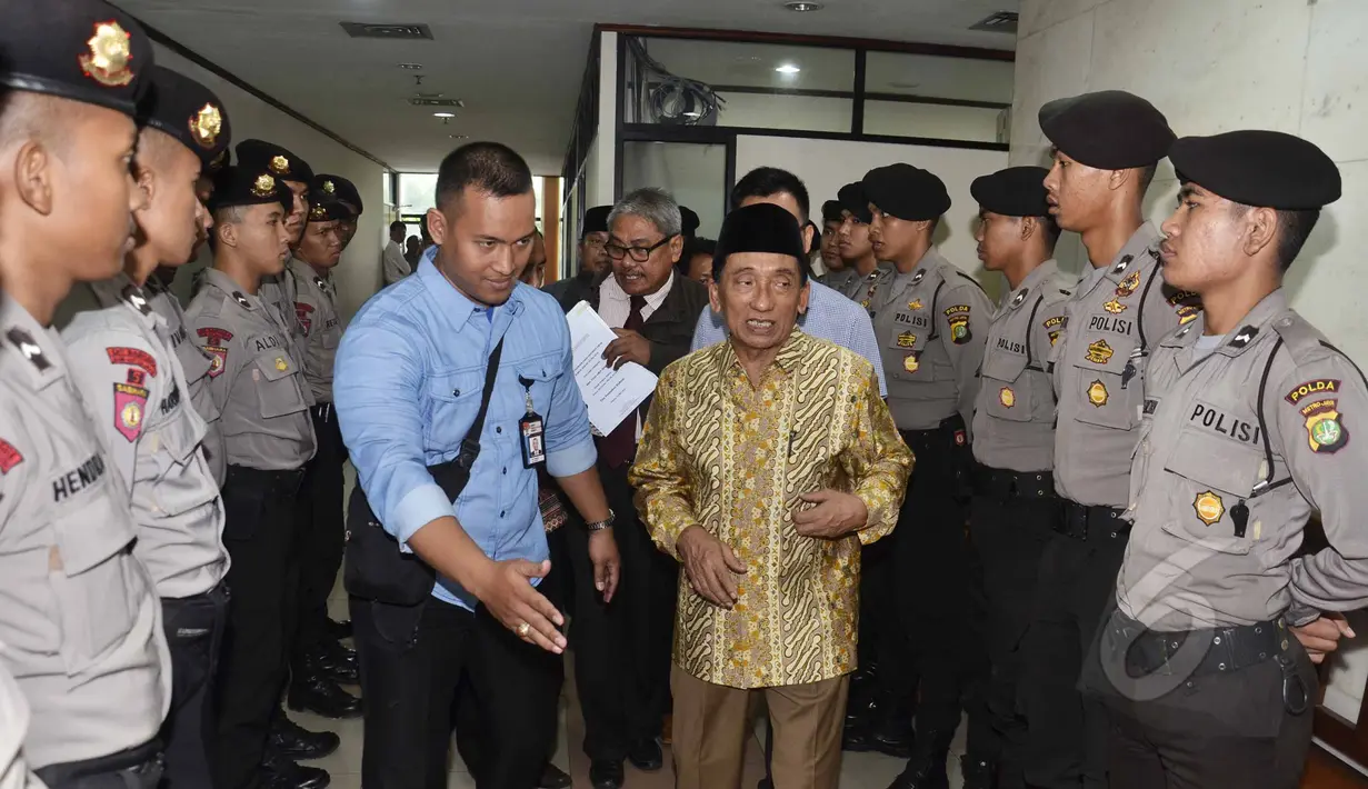 Fuad Amin Imron berjalan menuju ruang sidang dengan agenda eksepsi di Pengadilan Tipikor, Jakarta, Rabu (13/5/2015). Fuad terlibat kasus dugaan suap jual beli pasokan gas alam di Gresik dan Gili Timur, Bangkalan. (Liputan6.com/Helmi Afandi)