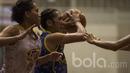 Pebasket Merpati Bali, Kadek Pratita, berusaha melewati pebasket Surabaya Fever pada laga semifinal Sahabat Cup 2017 di GOR Sahabat Semarang, Jawa Tengah, Jumat (21/4/2017). Merpati kalah 55-67 dari Fever. (Bola.com/Vitalis Yogi Trisna)